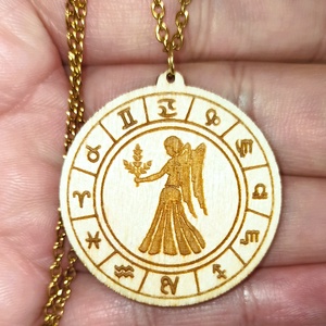 Szűz horoszkópos nyaklánc � natúr fa medál, 18K aranyozott nemesacél lánccal - ékszer - nyaklánc - medálos nyaklánc - Meska.hu
