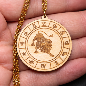 Oroszlán horoszkópos nyaklánc � natúr fa medál, 18K aranyozott nemesacél lánccal, Ékszer, Nyaklánc, Medálos nyaklánc, Gravírozás, pirográfia, Ékszerkészítés, MESKA