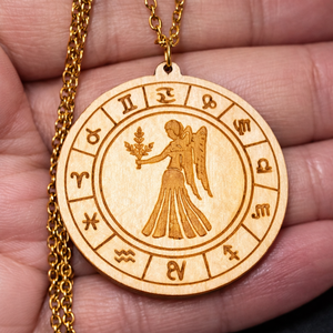 Szűz horoszkópos nyaklánc � natúr fa medál, 18K aranyozott nemesacél lánccal, Ékszer, Nyaklánc, Medálos nyaklánc, Gravírozás, pirográfia, Ékszerkészítés, MESKA