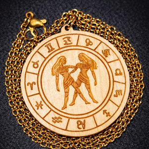 Ikrek horoszkópos nyaklánc � natúr fa medál, 18K aranyozott nemesacél lánccal, Ékszer, Nyaklánc, Medálos nyaklánc, Gravírozás, pirográfia, Ékszerkészítés, MESKA