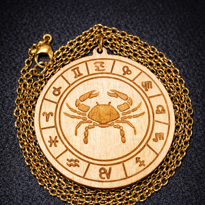 Rák horoszkópos nyaklánc � natúr fa medál, 18K aranyozott nemesacél lánccal, Ékszer, Nyaklánc, Medálos nyaklánc, Gravírozás, pirográfia, Ékszerkészítés, MESKA
