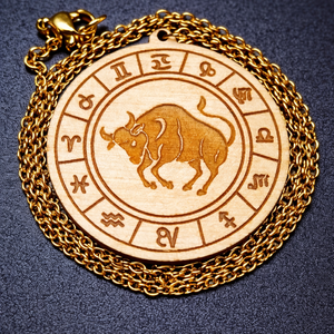 Bika horoszkópos nyaklánc � natúr fa medál, 18K aranyozott nemesacél lánccal, Ékszer, Nyaklánc, Medálos nyaklánc, Gravírozás, pirográfia, Ékszerkészítés, MESKA
