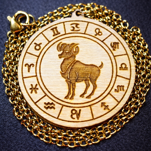 Kos horoszkópos nyaklánc � natúr fa medál, 18K aranyozott nemesacél lánccal, Ékszer, Nyaklánc, Medálos nyaklánc, Gravírozás, pirográfia, Ékszerkészítés, MESKA