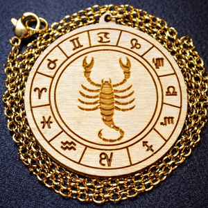 Skorpió horoszkópos nyaklánc � natúr fa medál, 18K aranyozott nemesacél lánccal, Ékszer, Nyaklánc, Medálos nyaklánc, Gravírozás, pirográfia, Ékszerkészítés, MESKA