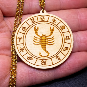 Skorpió horoszkópos nyaklánc � natúr fa medál, 18K aranyozott nemesacél lánccal - ékszer - nyaklánc - medálos nyaklánc - Meska.hu