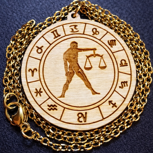 Mérleg horoszkópos nyaklánc � natúr fa medál, 18K aranyozott nemesacél lánccal, Ékszer, Nyaklánc, Medálos nyaklánc, Gravírozás, pirográfia, Ékszerkészítés, MESKA