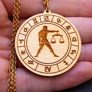 Mérleg horoszkópos nyaklánc � natúr fa medál, 18K aranyozott nemesacél lánccal - ékszer - nyaklánc - medálos nyaklánc - Meska.hu