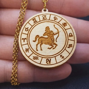 Nyilas horoszkópos nyaklánc � natúr fa medál, 18K aranyozott nemesacél lánccal, Ékszer, Nyaklánc, Medálos nyaklánc, Ékszerkészítés, Gravírozás, pirográfia, MESKA