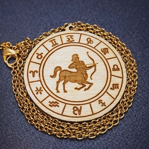 Nyilas horoszkópos nyaklánc � natúr fa medál, 18K aranyozott nemesacél lánccal - ékszer - nyaklánc - medálos nyaklánc - Meska.hu