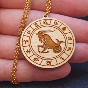 Bak horoszkópos nyaklánc � natúr fa medál, 18K aranyozott nemesacél lánccal - ékszer - nyaklánc - medálos nyaklánc - Meska.hu