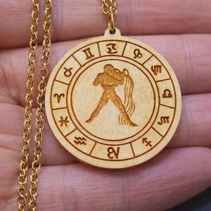Vízöntő horoszkópos nyaklánc � natúr fa medál, 18K aranyozott nemesacél lánccal, Ékszer, Nyaklánc, Medálos nyaklánc, Ékszerkészítés, Gravírozás, pirográfia, MESKA