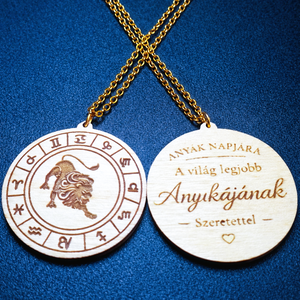 Anyák napi horoszkópos nyaklánc � Oroszlán medál, 18K aranyozott nemesacél lánccal, Ékszer, Nyaklánc, Medálos nyaklánc, Ékszerkészítés, Gravírozás, pirográfia, MESKA