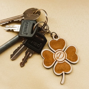 Egyedi fa kulcstartó kezdőbetűvel � szerencsehozó lóhere, gravírozott ajándék - táska & tok - kulcstartó & táskadísz - kulcstartó - Meska.hu