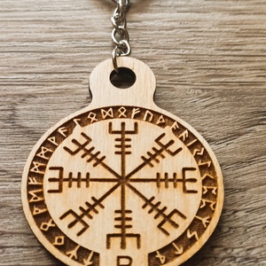 Vegvísir – Viking kulcstartó, Táska & Tok, Kulcstartó & Táskadísz, Kulcstartó, , Natúr fa viking kulcstartó Vegvísir mintával és rúnás díszítéssel.
A készülő gyűjthető Viking Kolle..., MESKA