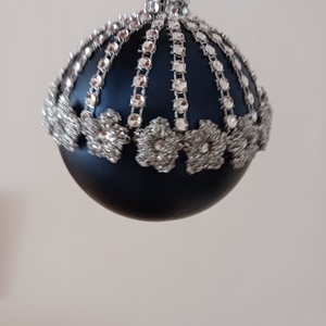 Kék-ezüsttel, diszitett gömb - karácsony - karácsonyi lakásdekoráció - karácsonyfadíszek - Meska.hu