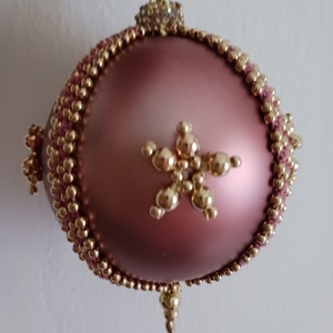 Rosegold diszitett gömb, Karácsony, Karácsonyi lakásdekoráció, Karácsonyfadíszek, Gyöngyfűzés, gyöngyhímzés, Horgolás, MESKA
