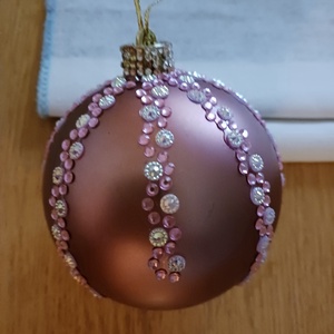 Rosegold diszitett gömb, Karácsony, Karácsonyi lakásdekoráció, Karácsonyfadíszek, Gyöngyfűzés, gyöngyhímzés, MESKA