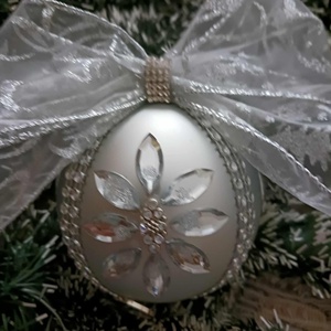 Ezüst,diszitett gömb, Karácsony, Karácsonyi lakásdekoráció, Karácsonyfadíszek, Gyöngyfűzés, gyöngyhímzés, MESKA