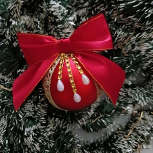 Piros,diszitett gömb, Karácsony, Karácsonyi lakásdekoráció, Karácsonyfadíszek, Gyöngyfűzés, gyöngyhímzés, MESKA