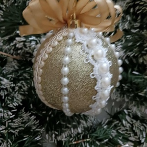 Arany ,fehérrel,bézzsel,diszitett gömb, Karácsony, Karácsonyi lakásdekoráció, Karácsonyfadíszek, Gyöngyfűzés, gyöngyhímzés, MESKA
