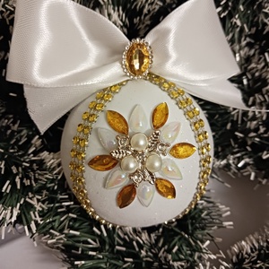 Fehér diszitett gömb, Karácsony, Karácsonyi lakásdekoráció, Karácsonyfadíszek, Gyöngyfűzés, gyöngyhímzés, MESKA