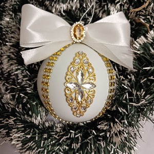 Fehér arannyal,diszitett gömb, Karácsony, Karácsonyi lakásdekoráció, Karácsonyfadíszek, Gyöngyfűzés, gyöngyhímzés, MESKA