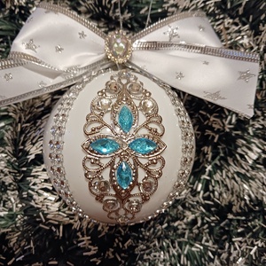 Fehér ezüst,diszitett gömb - Meska.hu