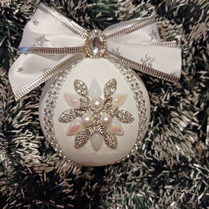 Fehér ezüst,diszitett gömb - Meska.hu