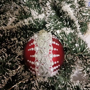 Piros, diszitett gömb ezüsttel, Karácsony, Karácsonyi lakásdekoráció, Karácsonyfadíszek, Gyöngyfűzés, gyöngyhímzés, MESKA