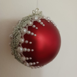 Piros, diszitett gömb ezüsttel - karácsony - karácsonyi lakásdekoráció - karácsonyfadíszek - Meska.hu