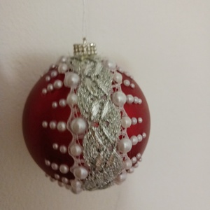 Piros, diszitett gömb ezüsttel - karácsony - karácsonyi lakásdekoráció - karácsonyfadíszek - Meska.hu