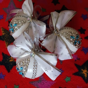 Fehér ezüst,diszitett gömb - karácsony - karácsonyi lakásdekoráció - karácsonyfadíszek - Meska.hu