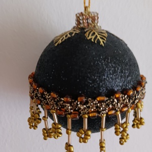 Fekete arannyal diszitett gömb - karácsony - karácsonyi lakásdekoráció - karácsonyfadíszek - Meska.hu