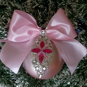 Rozsaszin,diszitett gömb, Karácsony, Karácsonyi lakásdekoráció, Karácsonyfadíszek, Gyöngyfűzés, gyöngyhímzés, MESKA