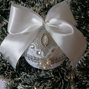 Ezüst csipkés,diszitett gömb, Karácsony, Karácsonyi lakásdekoráció, Karácsonyfadíszek, Gyöngyfűzés, gyöngyhímzés, MESKA