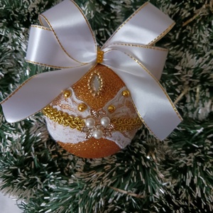 Arany ,csipkés,diszitett gömb.1, Karácsony, Karácsonyi lakásdekoráció, Karácsonyfadíszek, Gyöngyfűzés, gyöngyhímzés, MESKA