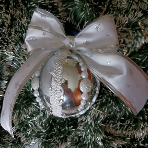 Ezüst fehérrel,diszitett gömb, Karácsony, Karácsonyi lakásdekoráció, Karácsonyfadíszek, Gyöngyfűzés, gyöngyhímzés, MESKA