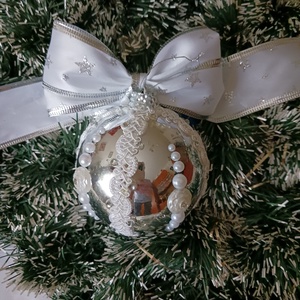 Ezüst fehérrel,diszitett gömb - karácsony - karácsonyi lakásdekoráció - karácsonyfadíszek - Meska.hu