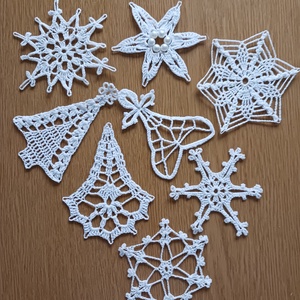 Fehér karácsonyi diszek, Karácsony, Karácsonyi lakásdekoráció, Karácsonyfadíszek, Horgolás, MESKA