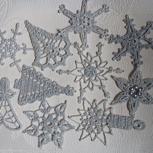 Ezüst karácsonyi diszek, Karácsony, Karácsonyi lakásdekoráció, Karácsonyfadíszek, Horgolás, MESKA