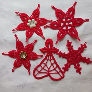 Piros karácsonyi diszek, Karácsony, Karácsonyi lakásdekoráció, Karácsonyfadíszek, Horgolás, MESKA