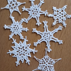 Fehér karácsonyi diszek, Karácsony, Karácsonyi lakásdekoráció, Karácsonyfadíszek, Horgolás, MESKA