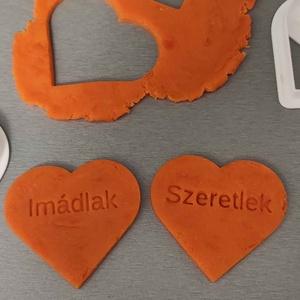 Egyedi sütikiszúró - Személyre szabható névreszóló szív alakú sütikiszúró  egyedi felirattal, tökéletes ajándék!, Otthon & Életmód, Konyhafelszerelés, tálalás, Sütés, főzés, Sütikiszúró, Mindenmás, MESKA