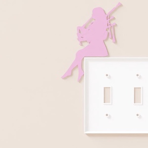 Dudás lány kapcsolódísz � 3D nyomtatott, PLA, kb. 6�6 cm, zene és hangulat a faladon - otthon & életmód - dekoráció - fali és függő dekoráció - falra akasztható dekor - Meska.hu