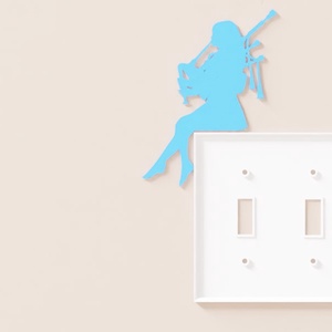 Dudás lány kapcsolódísz � 3D nyomtatott, PLA, kb. 6�6 cm, zene és hangulat a faladon - otthon & életmód - dekoráció - fali és függő dekoráció - falra akasztható dekor - Meska.hu