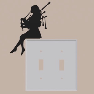 Dudás lány kapcsolódísz � 3D nyomtatott, PLA, kb. 6�6 cm, zene és hangulat a faladon - otthon & életmód - dekoráció - fali és függő dekoráció - falra akasztható dekor - Meska.hu