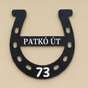 Patkó házszámtábla szerencse motívummal - Egyedi 3D nyomtatott lovas házszám - Meska.hu