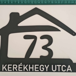 Házikó formájú házszámtábla - egyedi háztető alakú kültéri házszám, álló kivágott forma - otthon & életmód - ház & kert - házszám - Meska.hu