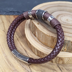 Férfi fonott Bőr karkötő barna, mágnes csattal - ékszer - karkötő - fonott karkötő - Meska.hu