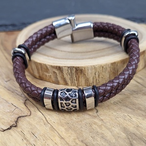 Férfi fonott Bőr karkötő barna, nemesacél mágnes csattal és kiegészítőkkel - ékszer - karkötő - fonott karkötő - Meska.hu